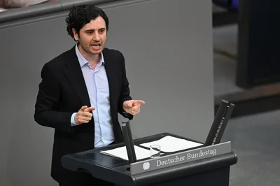 Hakan Demir, Innenpolitiker der SPD, spricht mit Blick auf die geplanten Rückführungszentren in Drittstaaten von einer "Phantomdebatte". (Archivfoto)