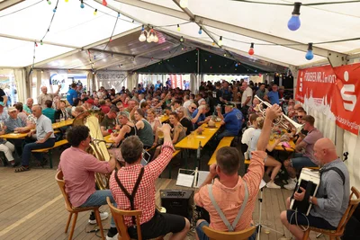 Das Festzelt war am Sonntag zum Frühschoppen sehr gut besucht. Es spielten die Überbrambacher Musikanten.