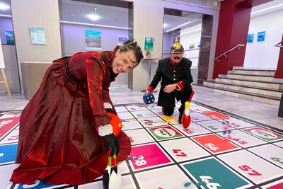 Die Neuberin und Kaiser Wilhelm II. versuchen sich im Foyer am XXL-Spiel „Neuberin gegen Hanswurst“. Am Ziel steht ein Theater.