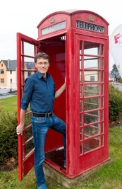 Der Olbernhauer Unternehmer Mario Hösel hat auf seinem Grundstück eine englische Telefonzelle stehen.