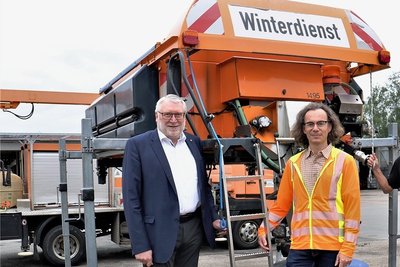 Die Vorbereitungen für den Winterdienst laufen in der Straßenmeisterei Brand-Erbisdorf längst: Landrat Matthias Damm traf bei seiner Abschiedstour auch Dirk Schlimper (Referatsleiter Straßenbetriebsdienst und Bauwerksverwaltung/Mitte), und Straßenmeister Ronny Molzow (r.).