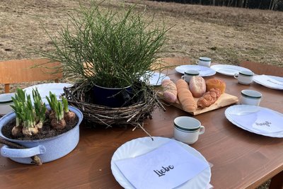 Aus der Ferne neugierig beäugt von Galloway-Rindern und Pferden: der Abendmahlstisch. Hier können Pilger lesen, mit wem Jesus sein letztes Mahl teilte.