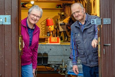 Wenn Karin und Klaus Felfe ihr Garagentor öffnen, lächeln auch Rudi, der Winker mit seinem roten Hut, und der silberne Robbie neben ihm. Die Garage beherbergt zahlreiche von Felfes selbst gebaute Spielapparate für Kinder.