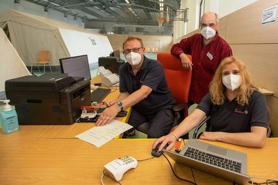 Warten auf die letzten Impfwilligen: Arzt Stephan Dittrich (Mitte) mit Karsten Seifert und Ute Lisch von den Johannitern. 