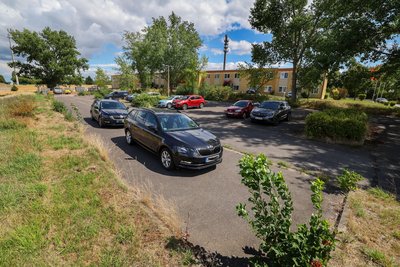 Blick zum Parkplatz am Höhenweg in Meerane: Die Pläne zur Entsiegelung der rund 3000 Quadratmeter großen Fläche stoßen auf Kritik.