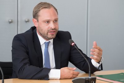 Alexander Dierks, Politologe (Jahrgang 1987), zog in seiner Kindheit mit seinen Eltern aus Baden-Württemberg nach Sachsen. Der frühere Landesvorsitzende der Jungen Union gehört seit 2014 dem Sächsischen Landtag an; seit 2019 ist er Generalsekretär der sächsischen CDU. Seit mehreren Jahren arbeitet er im Vorstand des Vereins mit.