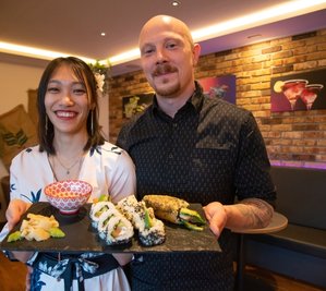 Thuy Linh Duong und Christian Volland vom Campus-Café in Schöneck bieten auch verschiedene Sushi-Menüs an. 