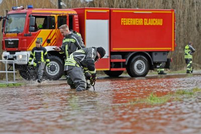 Hochwassereinsätze gehören für die Freiwillige Feuerwehr in Niederlungwitz zum Alltag. Das Foto entstand an Weihnachten 2023.