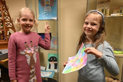 Von Emma Richter aus Zschorlau (l.) und Celine Weiß aus Albernau sind in der Sonderschau in der Zschorlauer Bibliothek Bilder zu sehen.