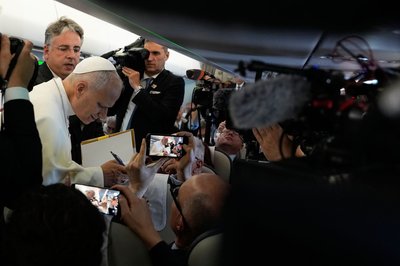 Papst Leo XIV. spricht während des Flugs nach Spanien mit mitreisenden Journalisten. 