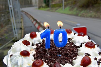 Zu vielen Geburtstagen, wie zum 10. Jahrestag für den Notfußweg an der Burgstädter Straße, gab es Torten. Die "Freie Presse" dokumentierte damit die 16 Jahre alte Geschichte der Baustelle. 