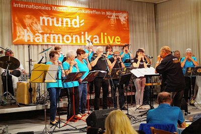 Auftakt für "Ein Abend der Harmonika" mit Jürgen Just und seinen Klingenthaler Mundharmonika-Uhus. 