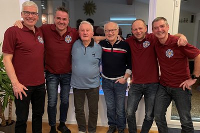 Dynamo-Treffen in Klingenthal: Erich Ast (Dritter von links) im Dezember 2023 mit den Ex-Skilangläufern Veiko Hille, Roman Knoblauch, Trainer Frieder Lehmann, Jens Göpfert und Skispringer Heiko Zimmermann (von links).