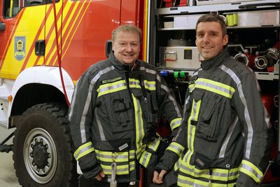 Robin Meyer (rechts) übernimmt die Aufgaben des Ortswehrleiters von Ralf Kroschinsky.