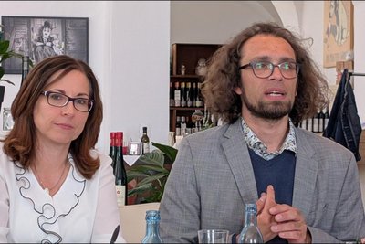 Anja Fiedler (l.) vom Stadtmarketing und Bürgermeister Martin Seltmann stellten das Programm vor.