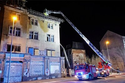 In einem leerstehenden Gebäude an der Zwickauer Straße hat es in der Nacht von Donnerstag auf Freitag gebrannt. Um 2.54 Uhr ging der Alarm ein.