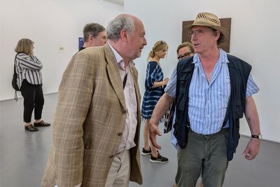 Gefragt in der Hauptstadt: Osmar Osten (rechts) im Gespräch mit dem Fotograf Florian Merkel.