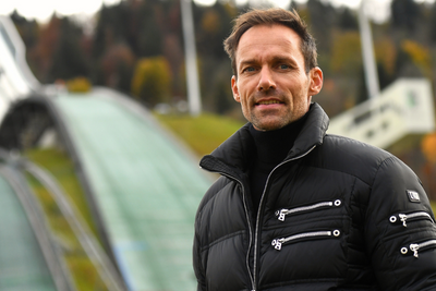 Sven Hannawald, ehemaliger Skispringer, steht im Auslauf der Skisprungschanze. Hannawald gewann die Vierschanzentournee im Jahr 2002 und ist seither noch immer der letzte deutsche Sieger. 