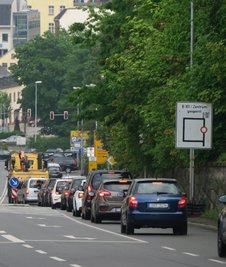 Vom Brünlasberg kommend, bildete sich im Berufsverkehr nachmittags ein langer Stau. 