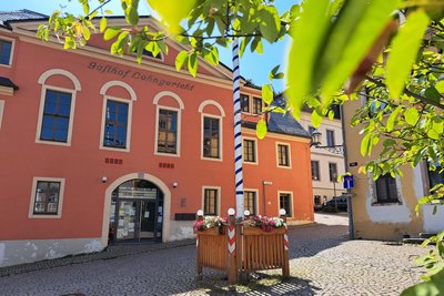 Auf dem Platz vor dem ehemaligen Lehngericht findet das Bürgerfrühstück in Augustusburg statt.