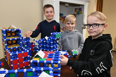 Arthur Grobir, Levi und Nico Bartella (v. l.) haben sich in der Ausstellung in der Zschorlauer Bibliothek die Modelle aus dem Baukasten angeschaut.