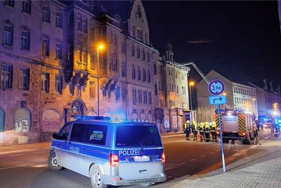 Die Zwickauer Straße musste für die Dauer der Löscharbeiten voll gesperrt werden.
