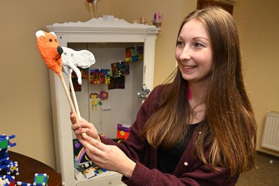 Stefanie Martin ist Kunstlehrerin an der Grundschule Zschorlau. Sie zeigt Stabfiguren, die aus Papier und Tapetenkleister entstanden sind.
