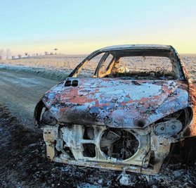 Ein ausgebranntes Auto hat Dienstagfrüh den Vogtland-Panoramaweg in Lengenfeld blockiert. Wer hat es angezündet? Und warum? 