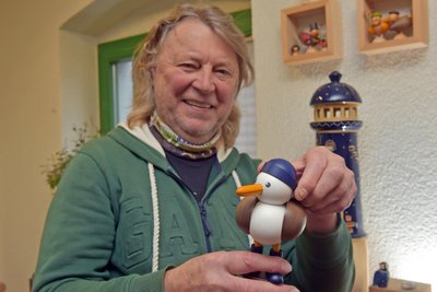 Torsten Martin zeigt eine Möwe mit einem Südwester - ein wetterfester Hut, der hinten eine breite Krempe hat. Der Vogel bekommt dann noch eine Tasse von der Töpferei Echtbürgel in den Schnabel.