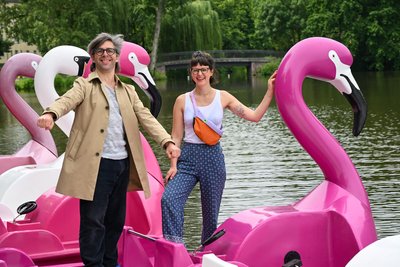 Melissa Müller, Produktionsleiterin, und Christof Seeger-Zurmühlen, Regisseur, vom Theaterkollektiv Piérre.Vers aus Düsseldorf zeigen ihre Inszenierung „Goldstück“ zum Kosmos in Chemnitz.