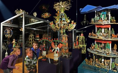 Juliy, Leo und Michael vom Bildungszentrum Adam Ries durften sich die große Weihnachtsvitrine im obersten Geschoss schon einmal vorab anschauen. 