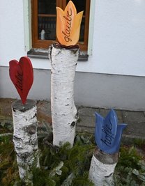 Unweit des Waldes in Kretscham können Spaziergänger nun Mut machende Worte lesen. 