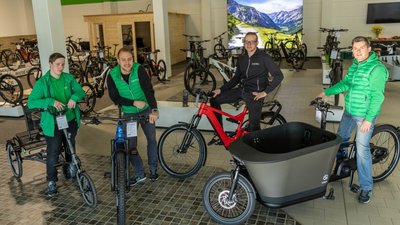 Von Lastenfahrrad bis Mountainbike, Hauptsache, elektrisch unterstützt - darauf konzentriert sich die E-Bike-Welt Vogtland im Gewerbepark Göltzschtal in Rodewisch. Zum Team um die Geschäftsführer Chris Themel (2. von links) und Thomas Klopfer (rechts) gehören Benjamin Böttcher (links) und Werkstatt-Mitarbeiter Daniel Möckel (2. von rechts). 