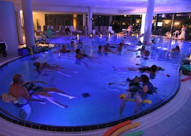 Badegäste schweben im Salzwasser der Soletherme in Bad Elster. Der Besuch wird demnächst deutlich teurer. Die Drei-Stunden-Karte für die Soletherme kostet künftig 22 Euro (bislang 17,50 Euro). 