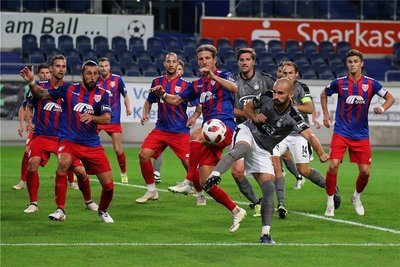 Nico Antonitsch (vorn) erzielte das Siegtor für den FSV Zwickau und vermasselte den Uerdingern damit die Tabellenspitze.