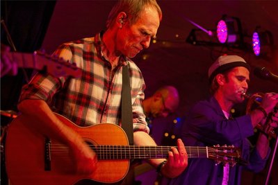 Norbert (vorn) und Hartmut Leisegang sowie Sebastian Piskorz (rechts) beim Konzert im Malzhaus. 