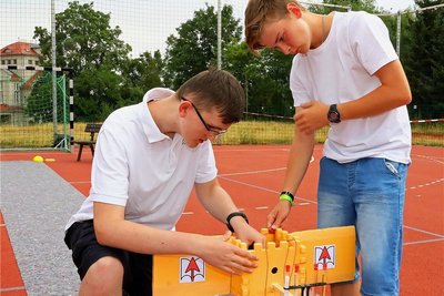 Collin Jerome Bauer (links) und Hannes Schlegel bereiteten die Sonde für den Start vor. 