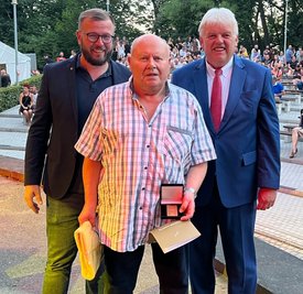Dietmar Judas wurde beim Parkfest in Hainichen mit der Ehrenplakette des LSB ausgezeichnet. KSB-Geschäftsführer Benjamin Kahlert (l.) und der Hainichener Bürgermeister Dieter Greysinger gratulierten. 