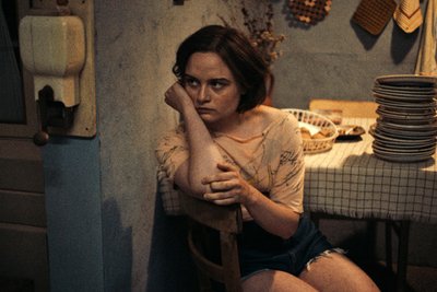 Lena Urzendowsky in ihrer Rolle als „Angelika“ in dem Film „In die Sonne schauen“. Das in Cannes ausgezeichnete Drama von Mascha Schilinski, gehandelt als deutsche Oscar-Hoffnung, erzählt von Geheimnissen, Traumata und Schatten, die sich über Generationen ziehen.