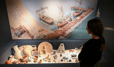 Verloren oder weggeworfen - Archäologen freuen sich, was sich im Hafen des antiken Neapel alles finden ließ, darunter Geschirr und Transportbehälter.
