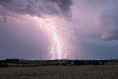 Ab dem Nachmittag ziehen Gewitter nach Sachsen.