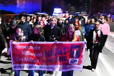 In Rochlitz demonstrierten junge Menschen gegen eine Wiedereinführung der Wehrpflicht.