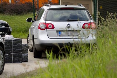 Etwa 80.000 unversteuerte Zigaretten sollten in diesem VW Passat über die Grenze geschmuggelt werden.