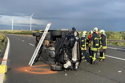 Dieser Pkw war vorher wegen Aquaplaning ins Schleudern gekommen und zwang den Lastwagen zum Ausweichen.