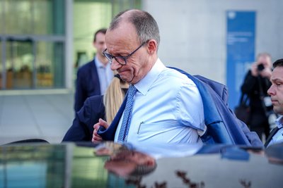Auch wenn die Sondierungsgespräche erfolgreich waren, bleibt die Frage, ob es gelingt, die angestrebten Änderungen in Sachen Schuldenbremse und Sondervermögen noch schnell zu beschließen, bevor sich der neue Bundestag konstituiert. „Ich hoffe, dass die Grünen zustimmen“, sagt Friedrich Merz (CDU).
