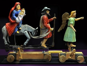 
              <p class="artikelinhalt">Das Exponat "Die Flucht" ist Teil eines beweglichen Weihnachtsberges. Es zeigt, wie dessen Mechanik funktioniert. Der Erbauer ist nicht bekannt.</p>
            