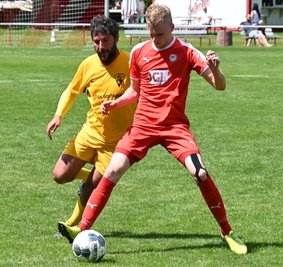 Der Lößnitzer Cedric Graf (r.) - hier im Zweikampf mit Jiri Jedinak von den Gästen aus Schöneck - erzielte im Testspiel des FCL zwischenzeitlich den Ausgleich. Am Ende unterlag seine Elf dennoch. 