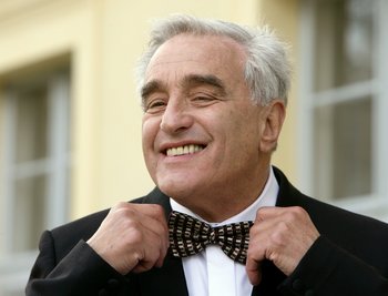 Der Schauspieler Michael Degen rückt sich während eines Set-Termins zur Komödie "Die Hochzeit meiner Mutter" im Schlosspark die Fliege zurecht. Degen ist tot. Er starb am 9. April 2022 in Hamburg im Alter von 90 Jahren, wie der Rowohlt-Verlag am Dienstag mitteilte.
