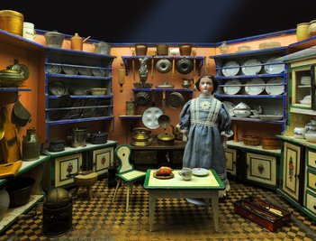 
              <p class="artikelinhalt">Ein Ausstellungsbereich ist dem Thema Haus und Herd gewidmet. Dort findet sich auch diese detailreiche Puppenküche aus dem 19. Jahrhundert.</p>
            