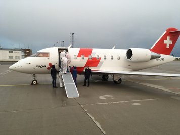 Ein Flugzeug der Schweizerischen Rettungsflugwacht hat die beiden Patienten aus Norditalien am Sonntag nach Sachsen gebracht. Anschließend erfolgte der Weitertransport zum Klinikum Chemnitz. 